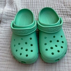 CROCS, classic, women’s 7 (men’s 5) color seafoam green/mint